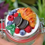 Вкусные баночки круассан и ягоды