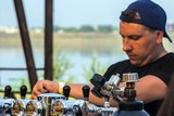 Бармен наливает пиво на 4 Фестивале Народных напитков Южного Урала в Челябинске 