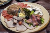 Мясная поляна – 400 г  Нарезка отварного языка, куриного рулета, ростбифа, сырокопченой колбасы, домашнего холодца с хреном, дижонской горчицей и пряным соусом.