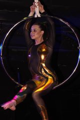 Воздушная гимнастка на первом этаже Бла Бла Бара в Челябинске