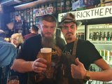 Илья Ройтенберг и мужик в шляпе в Patrick Pub Рестораны в Челябинске.