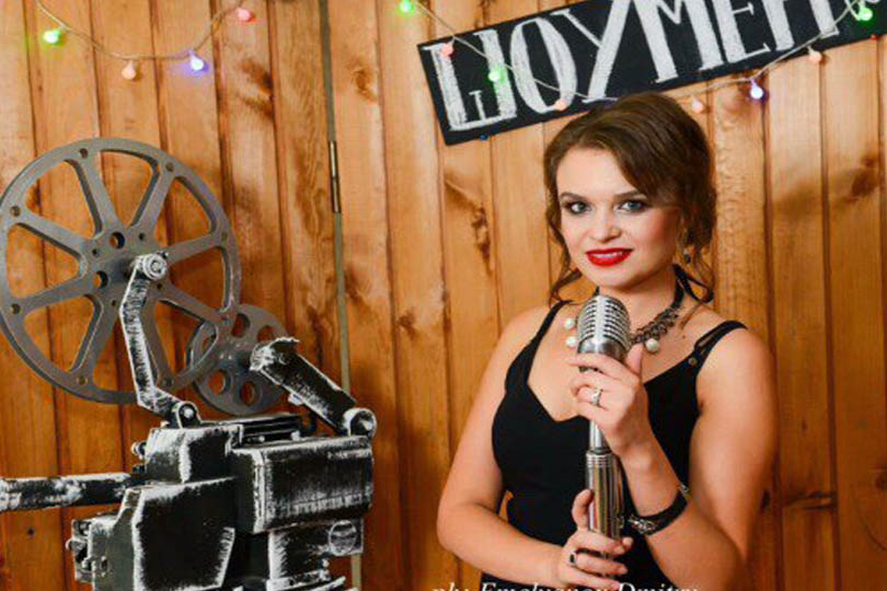 Катерине Фоминых ведущей и тамаде вручают приз  