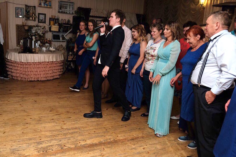 Тамада Денис Гнусин коллективный танец на свадьбе 