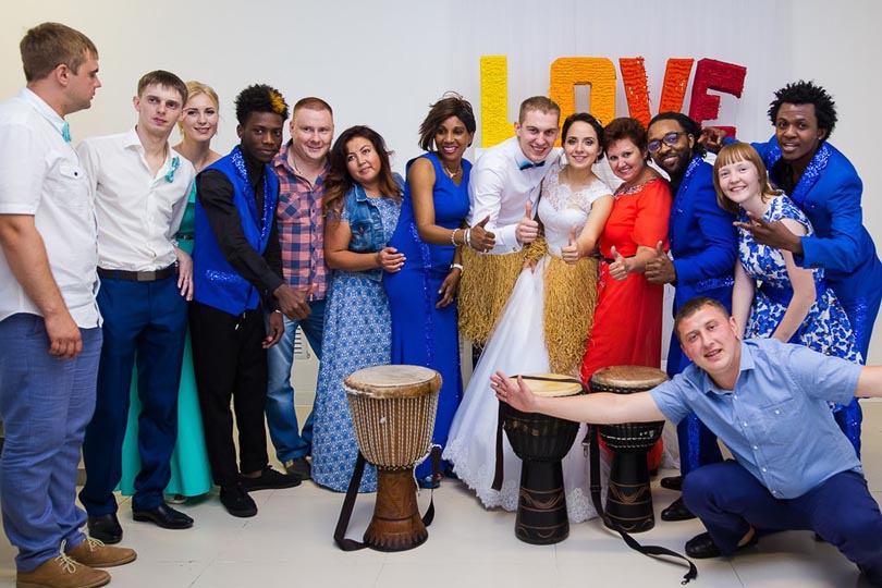 Инесса Жильцова с гостями и артистами на корпоративе