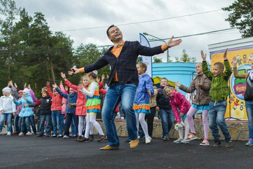Олег танцует на детском празднике