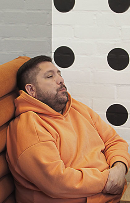 Азат Сапармамедов внимательно слушает презентацию