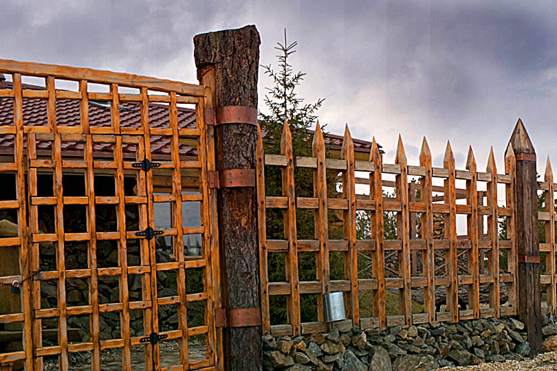 Ворота у харчевни Амбар в Малинках