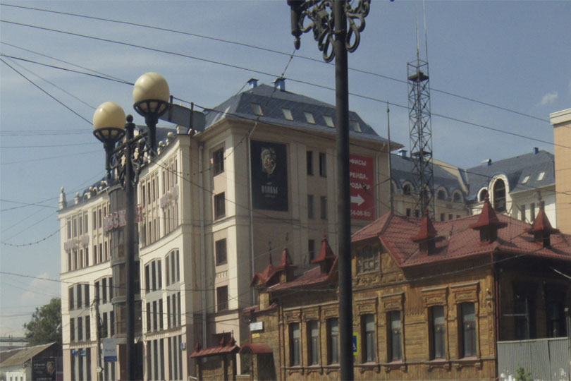 Вход в ресторан Апрель в БД Ньютон. Фото 1