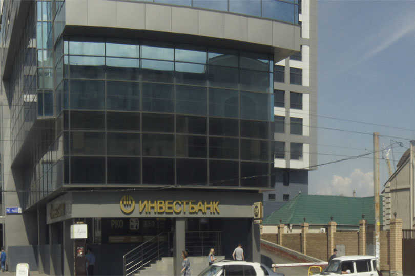 Вход в ресторан Апрель в БД Ньютон. Фото 3