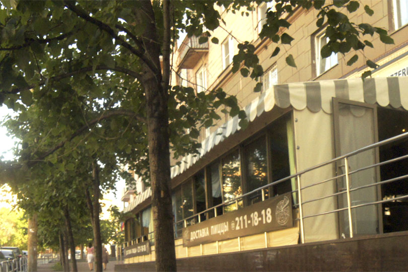 Вход в кафе Бродвей на Цвиллинга в Челябинске фото 1