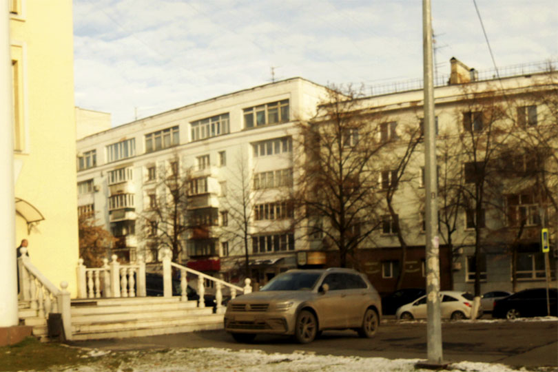 Улица где расположен ресторан Брут есть Гуд