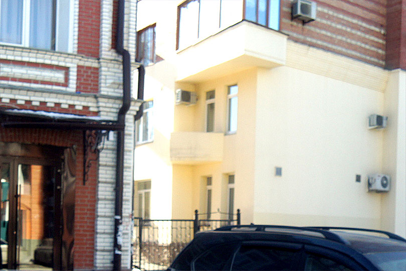 Вход в независимую кофейню на улице Коммуны Челябинск