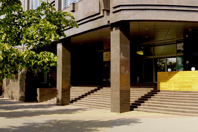 Вход в кафе Фигаро на Кировке