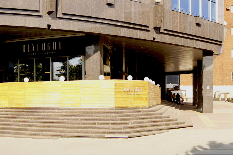 Вход в бистро Фигаро на Кировке