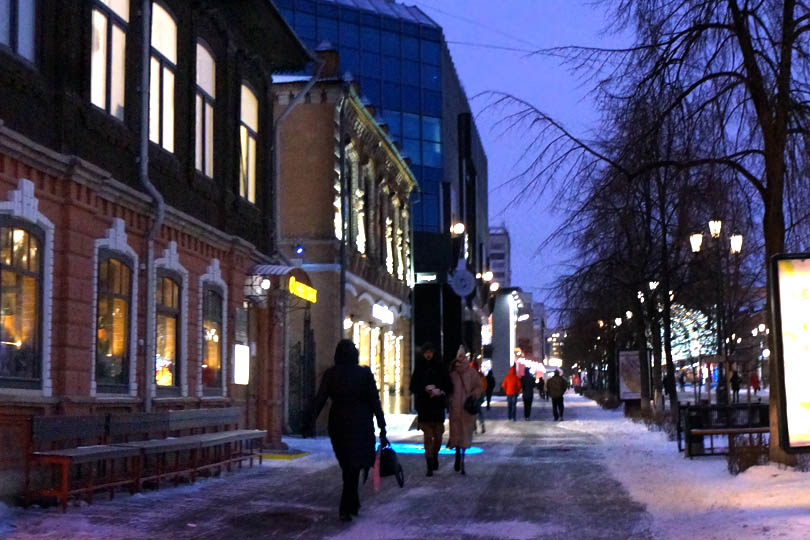 Улица Кирова перед баром Дом Галеева