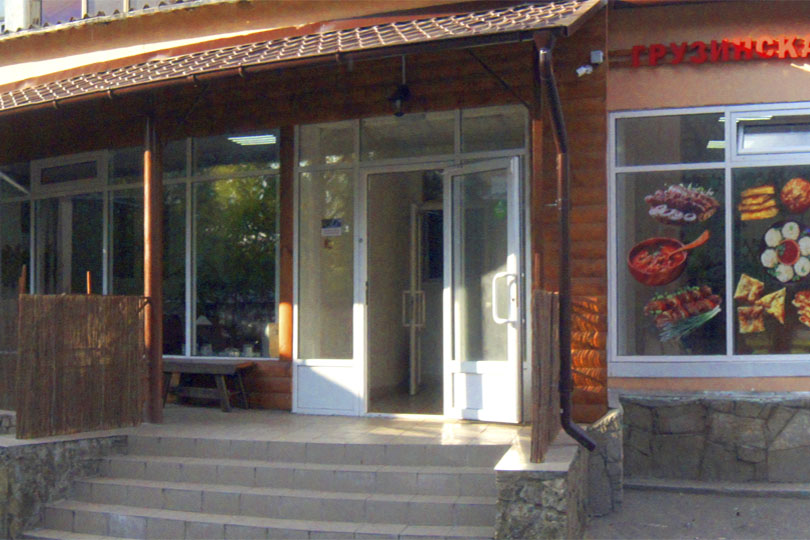 Вход в кафе Элико на Комсомольском