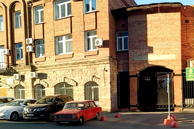 В этом здании расположен бар в Челябинске Гарден фото 1