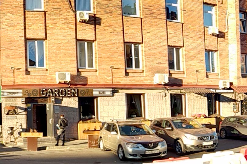 В этом здании расположен бар в Челябинске Гарден фото 2