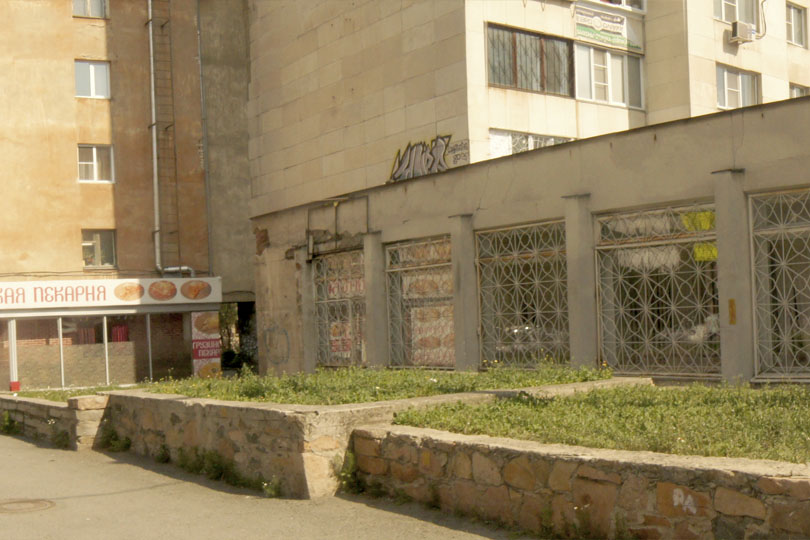 Грузинская Пекарня на Евтеева. Витрина и вход. Фото 2