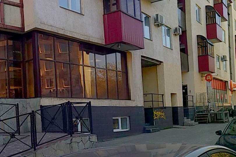 Косой дом на Молодогвардейцев в Челябинске с грузинским рестораном 