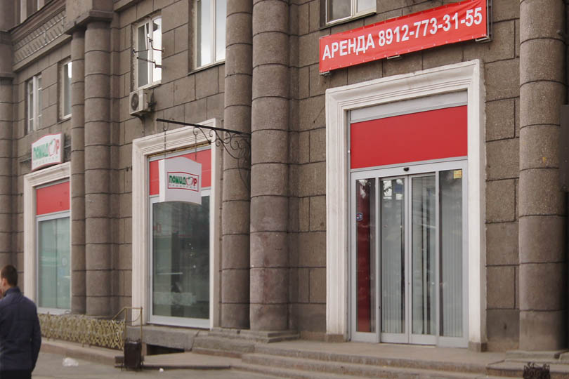 Вход в кафе Пенка на пл. Революции. Фото 1