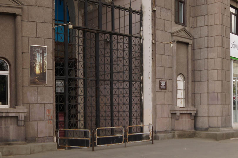 Вход в кафе Пенка на пл. Революции. Фото 3