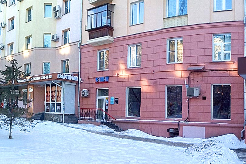 Вход в кафе Плед на Ленина