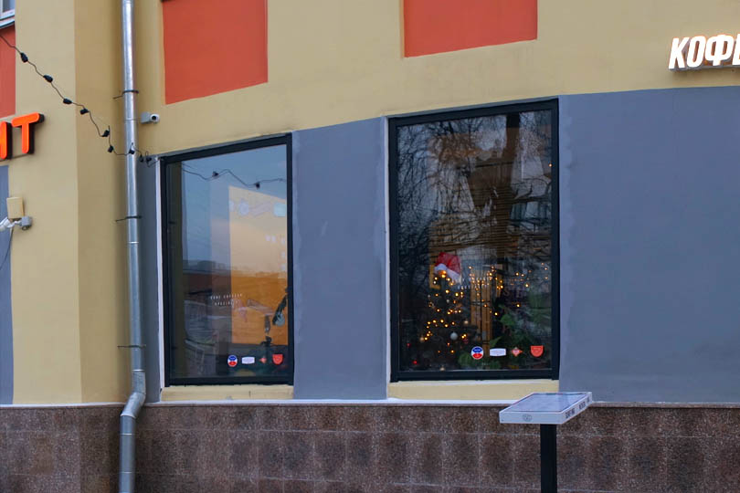 Вход в кофейню Сёрф на Кировке в Челябинске