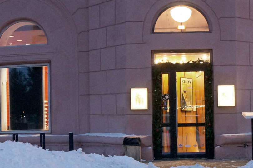 Вход в кафе Серф на проспекте Ленина Челябинск